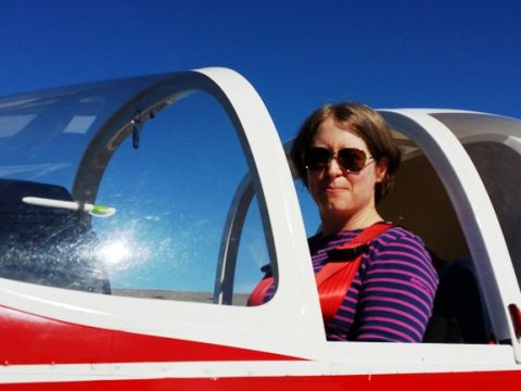 Hélène LABASTUGUE au retour de son premier vol solo sur tecman P2002 le 07/10/2017.